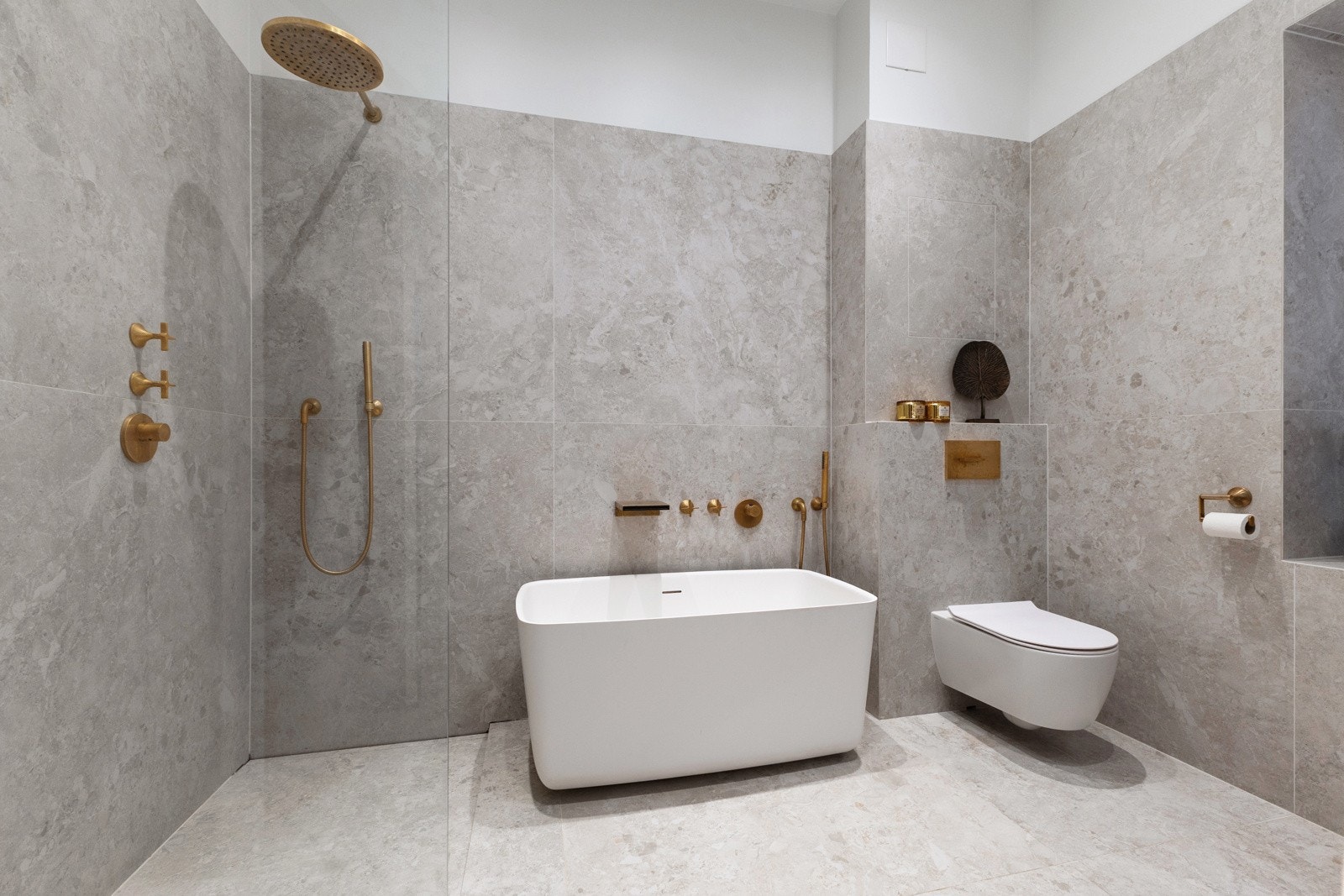 En moderne og luksuriøs våtsone med gjennomført design fra gulv til tak. Galleribilde