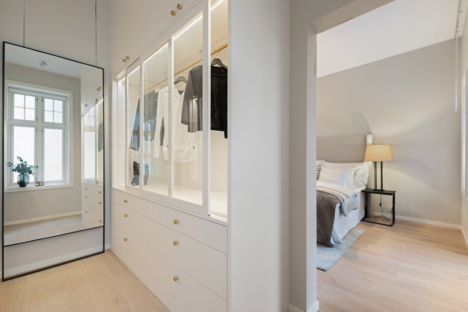 En hverdagsluksus få opplever ? et garderoberom som føles som en egen suite. Galleribilde