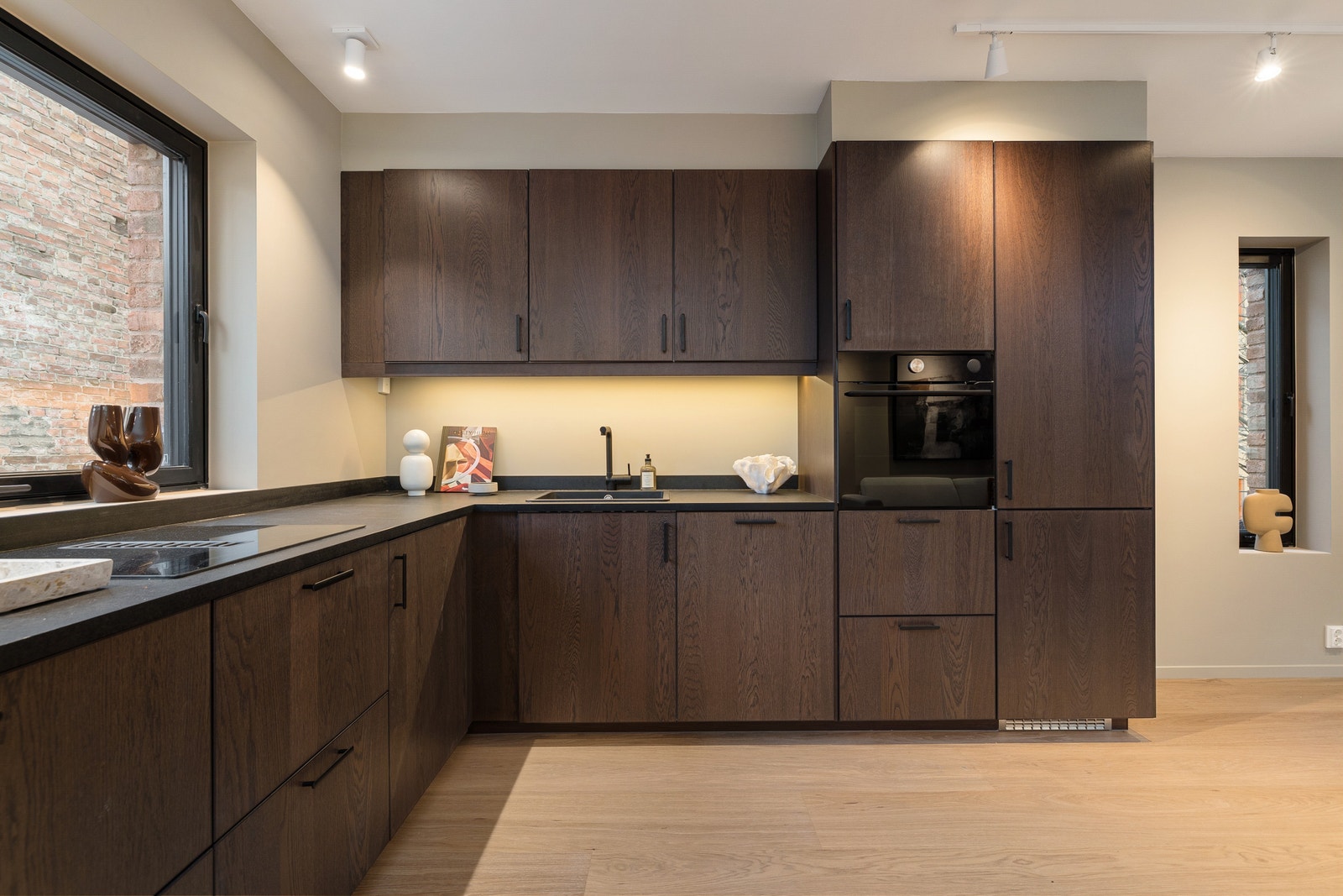 Moderne kjøkken. Hvitevarer er inkludert. Galleribilde