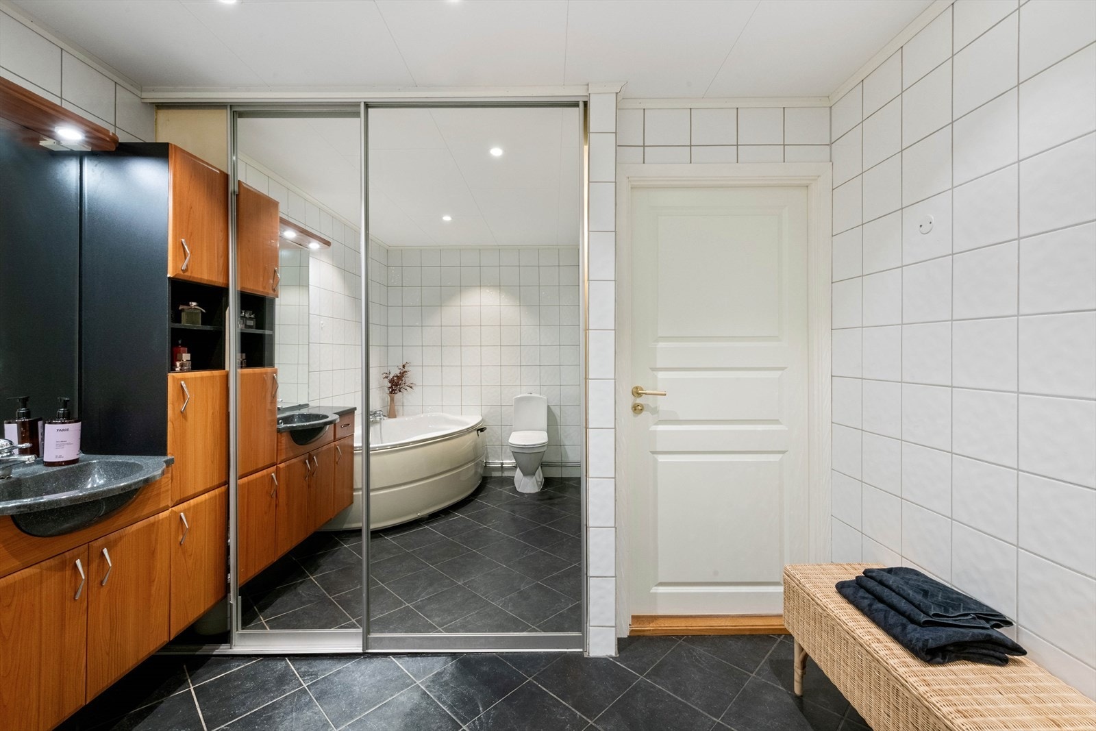 Stort utvidet baderom med varme i gulv Galleribilde