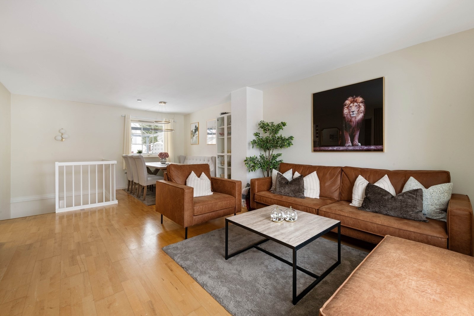 Stor stue med pen innredning Galleribilde