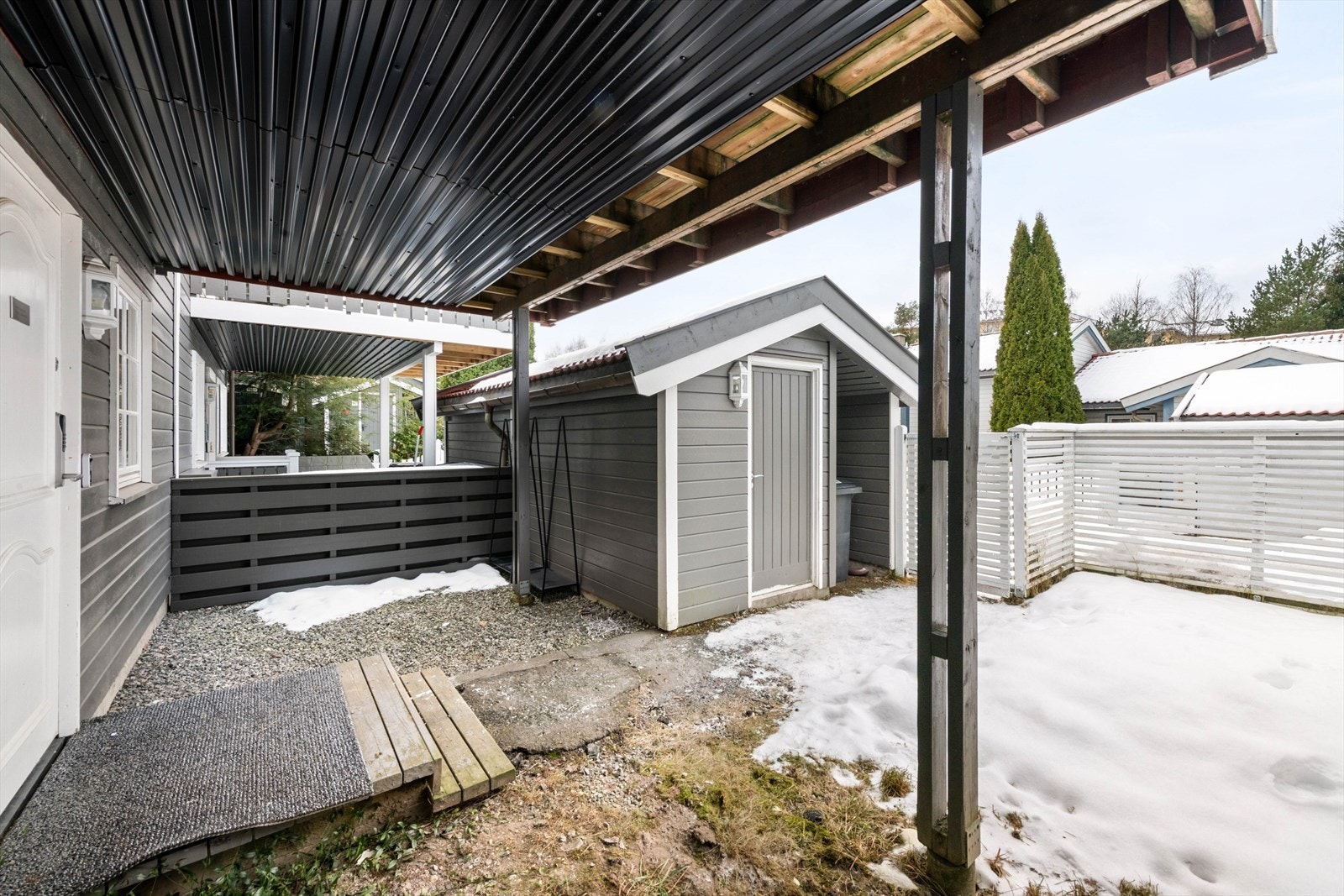 Inngangsparti med egen utvendig bod. Galleribilde