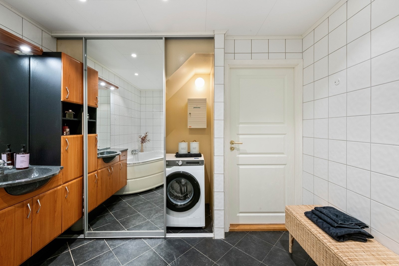 Nisje med både vaskemaskin og trommel som følger med boligen Galleribilde