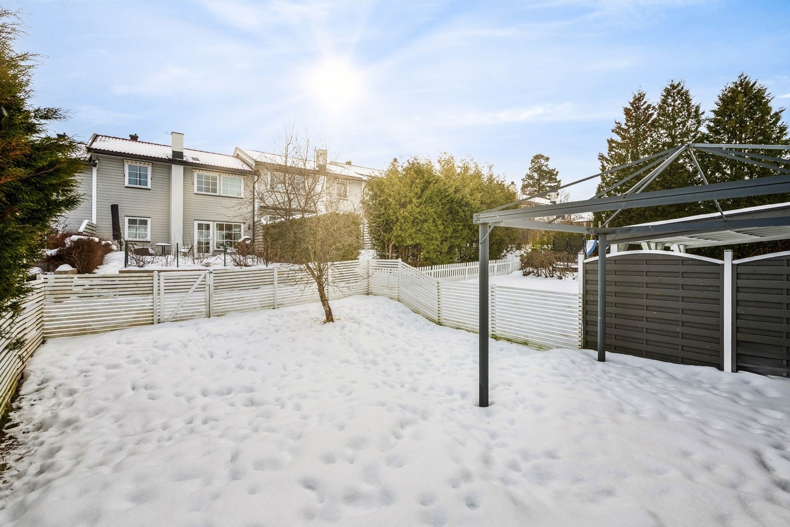 Egen hage med platting, flat gressplen og pergola Galleribilde