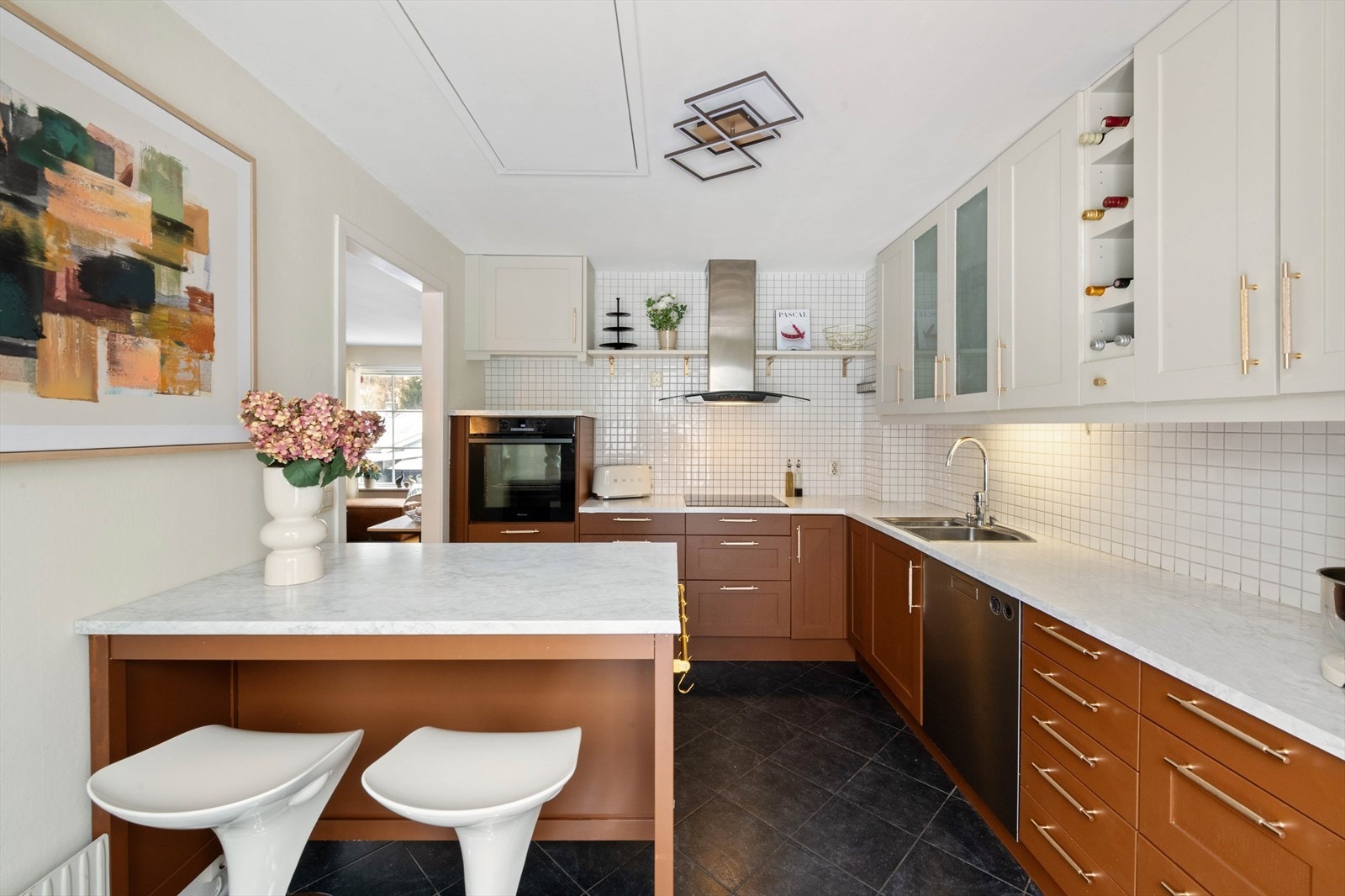 Det er lagringsloft med luke og stige over kjøkken. Kjøkkenøy kan flyttes på Galleribilde