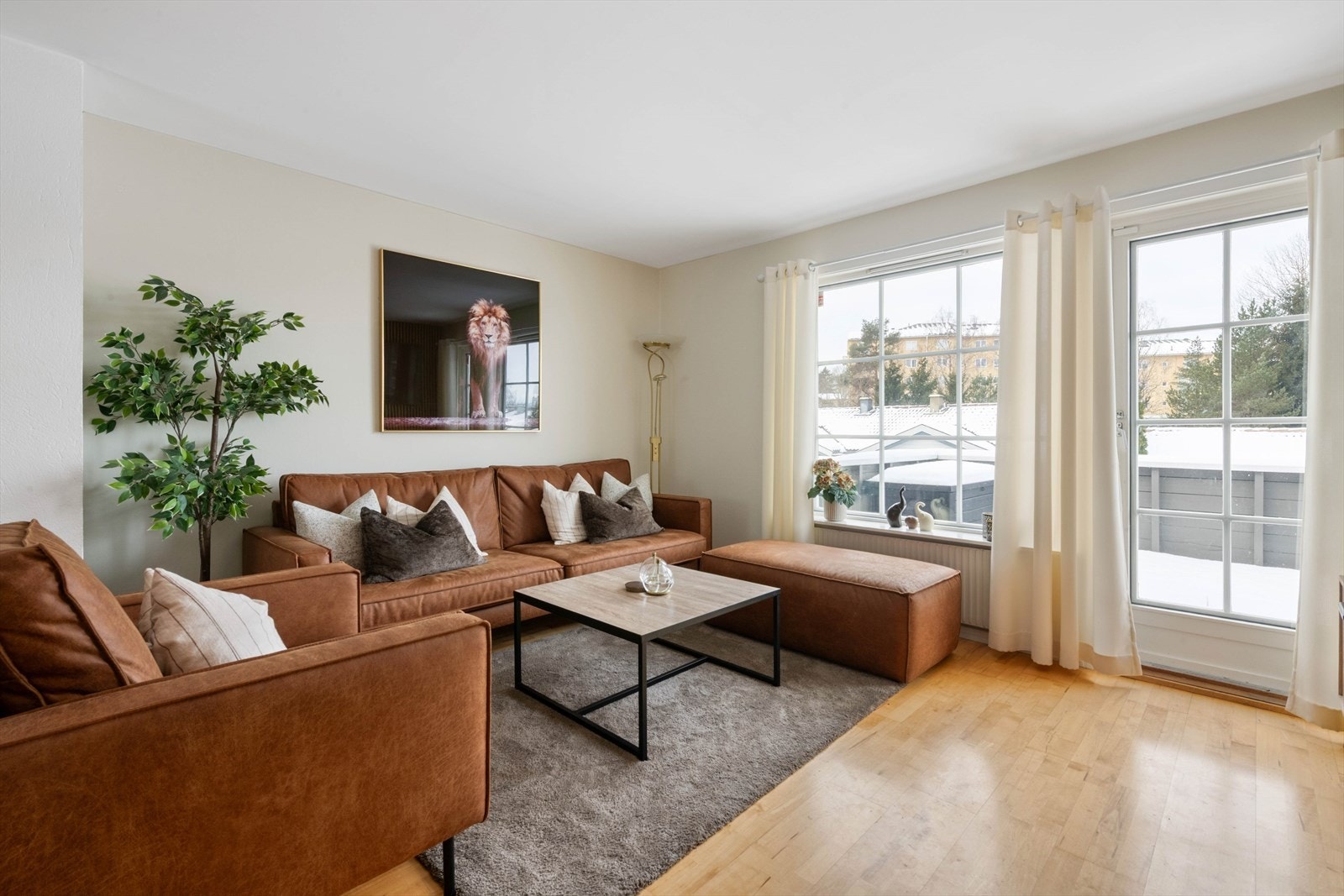 Stue med utgang til balkong. Global Connect Internett Galleribilde