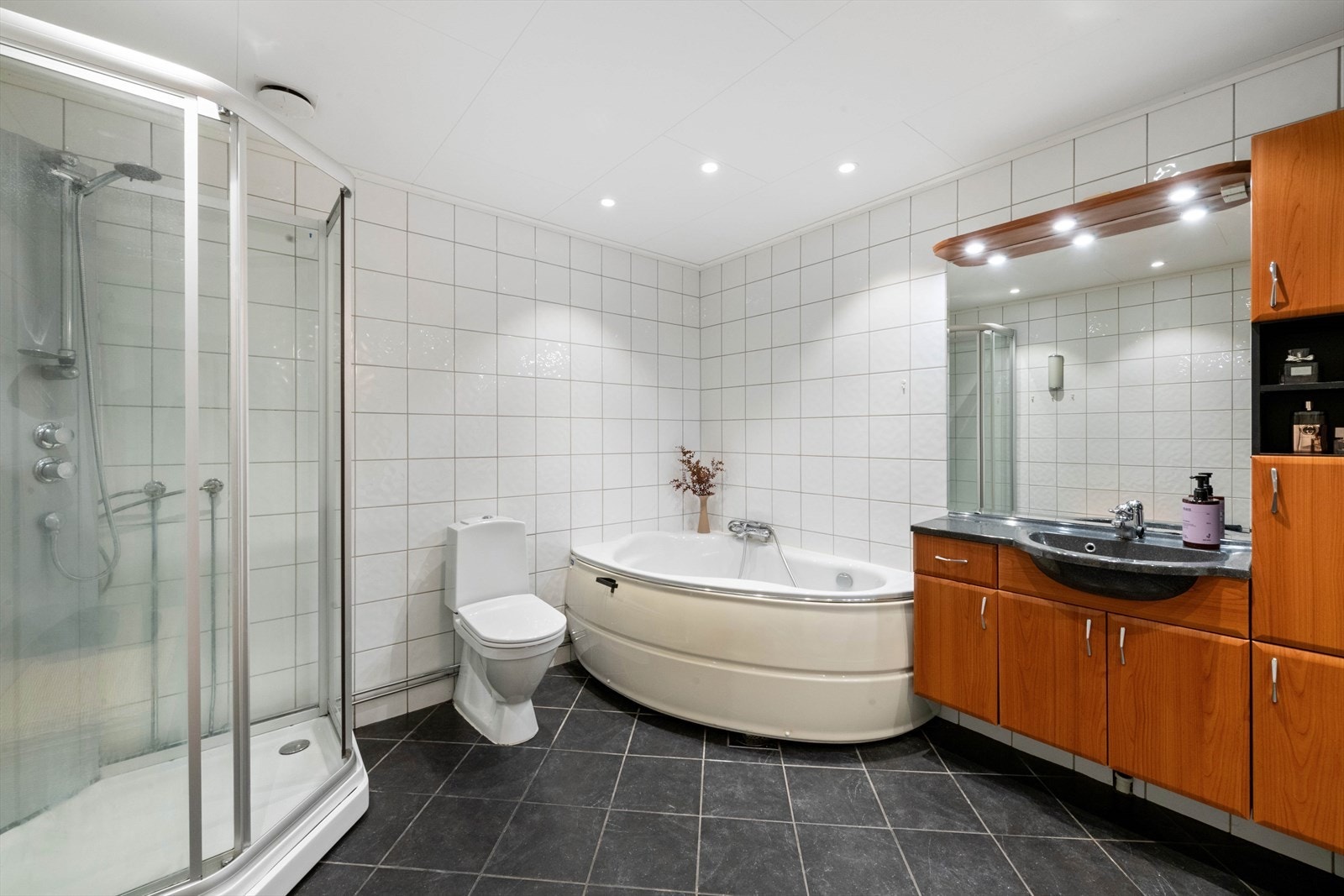 Det er både dusjkabinett og badekar i boligen Galleribilde