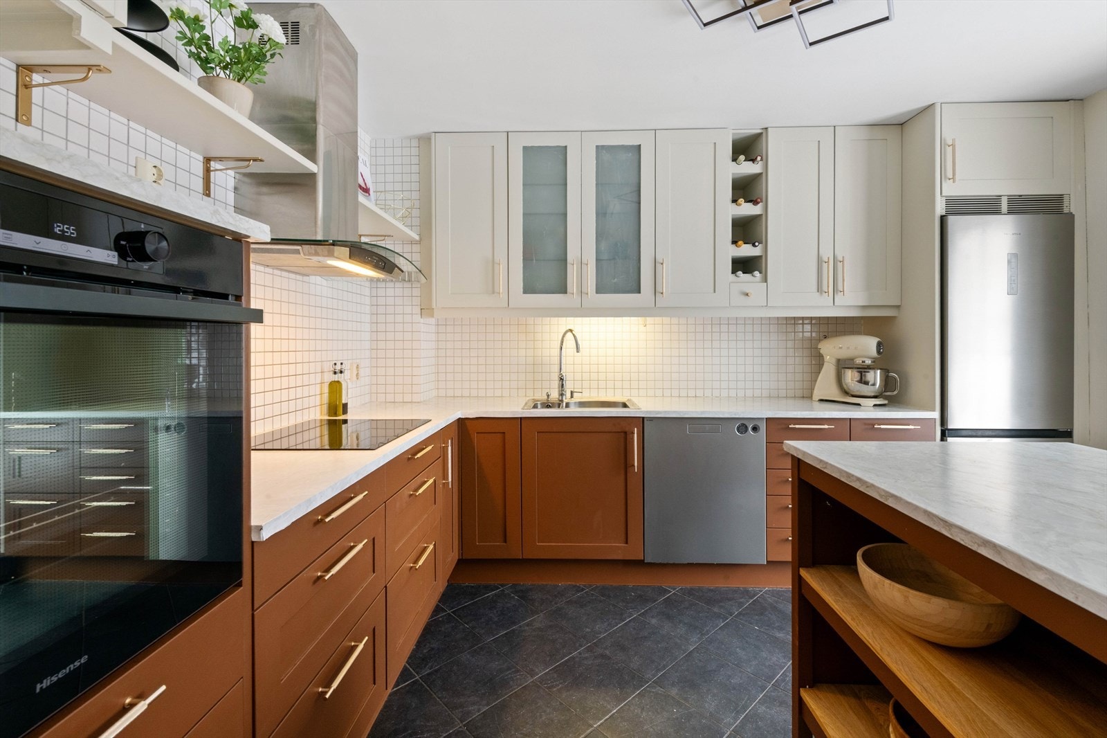 Kjøkken med hvitevarer som følger med boligen Galleribilde