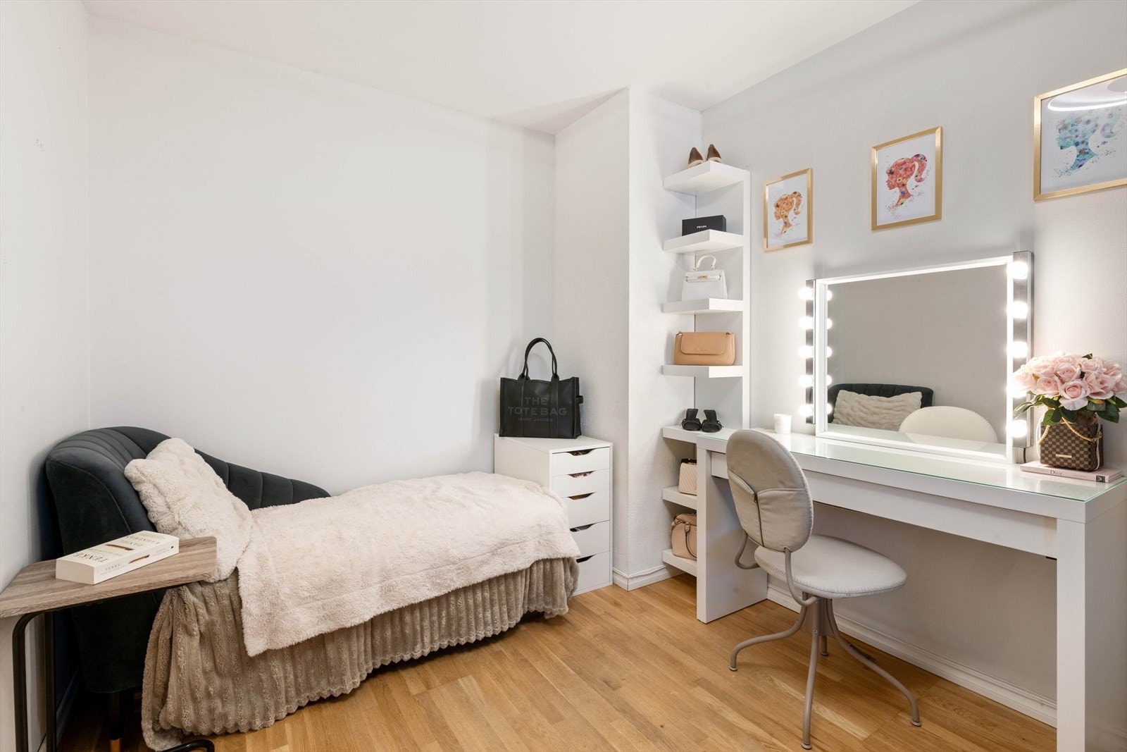 2 soverom på bakkeplan og 1 i 2.etasje Galleribilde