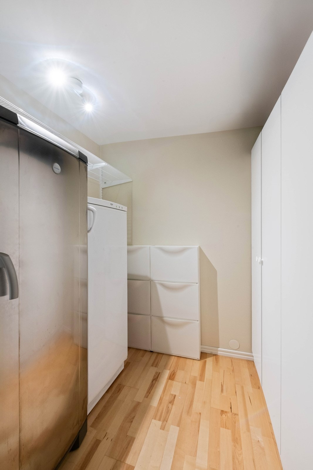 Innvendig bod - Kjøl og frys og skap i bod følger. Galleribilde