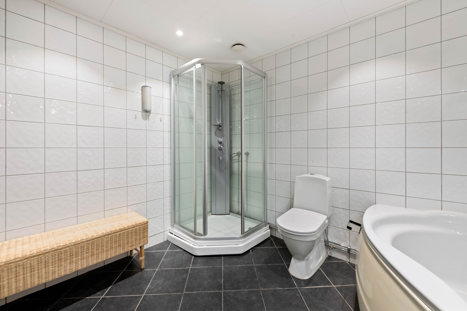 Det er både dusjkabinett og badekar i boligen Galleribilde