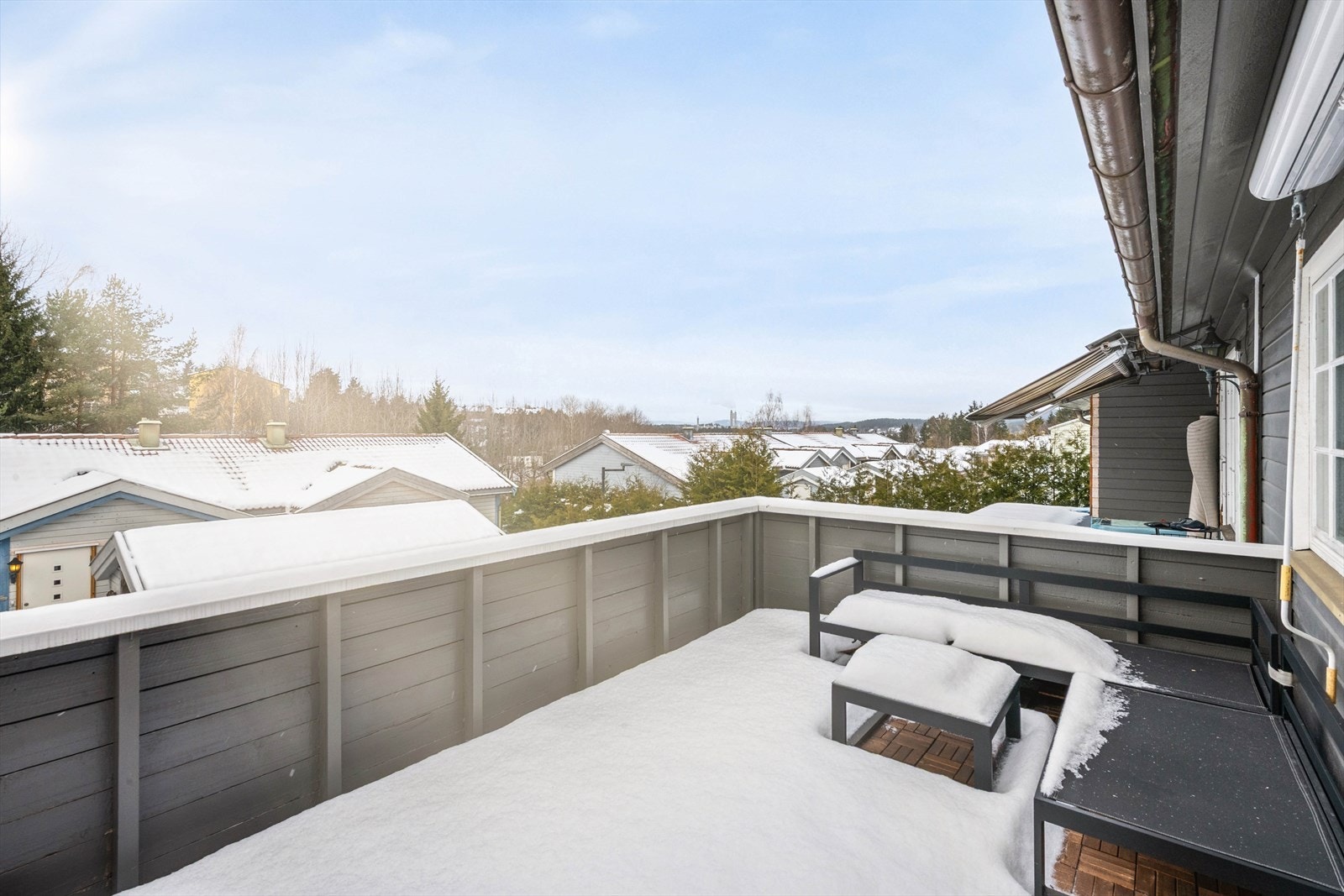 Utgang fra stue til vestvendt balkong med meget gode solforhold Galleribilde