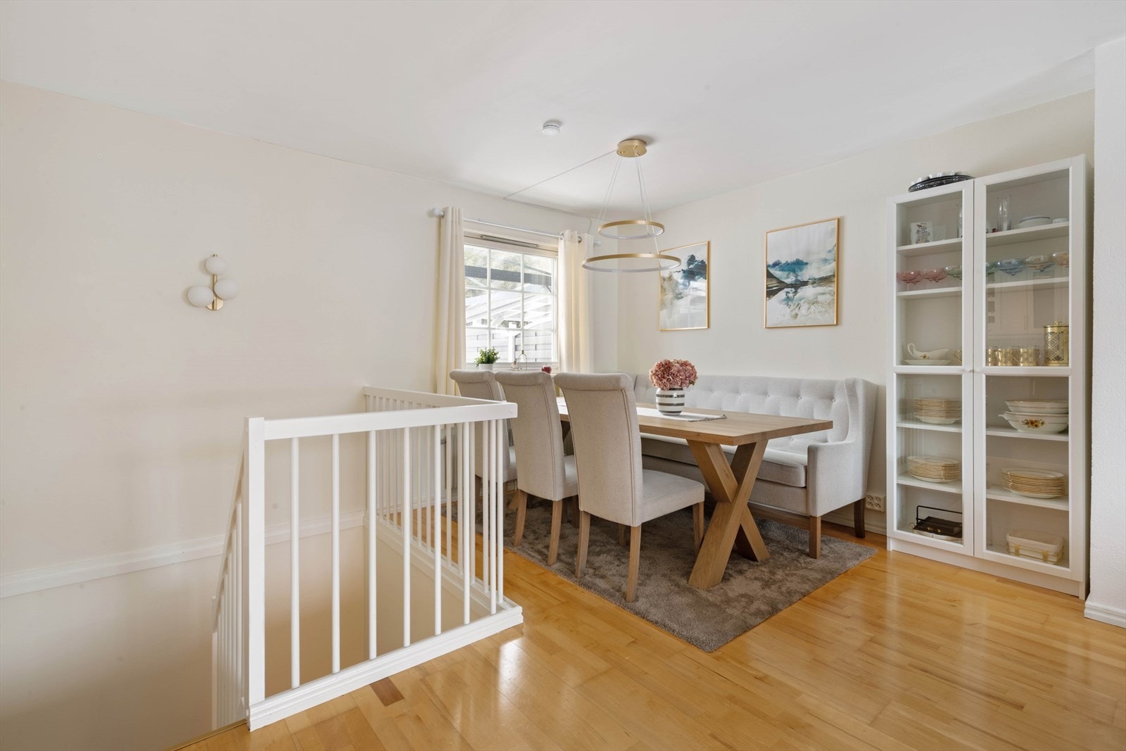 Spisestue og stue i 2.etasje Galleribilde