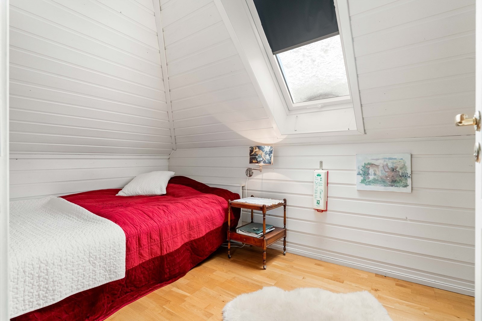 Loftet har gode lagringsmuligheter, samt et romslig rom som kan benyttes som kontor. Galleribilde