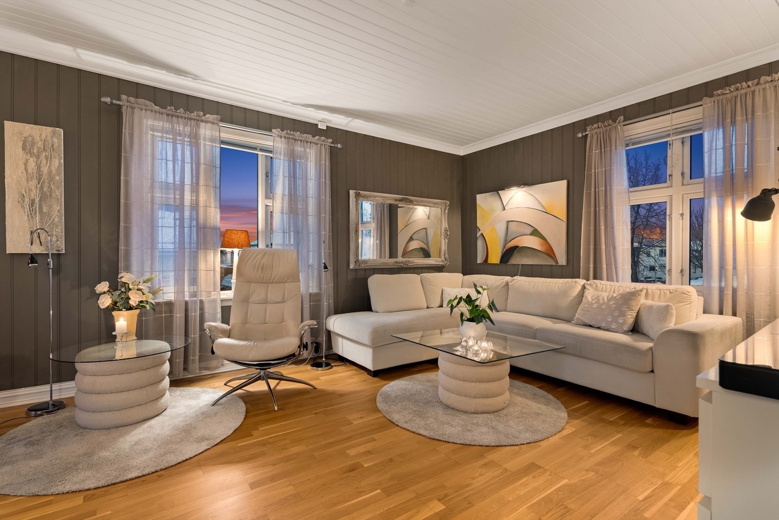 Stuen har store vinduer på flere sider som gir rikelig med naturlig lys gjennom dagen. Galleribilde