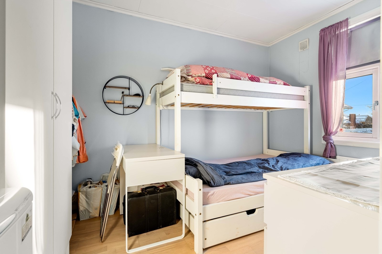 Soverom med god plass til seng, nattbord og garderobe. Galleribilde