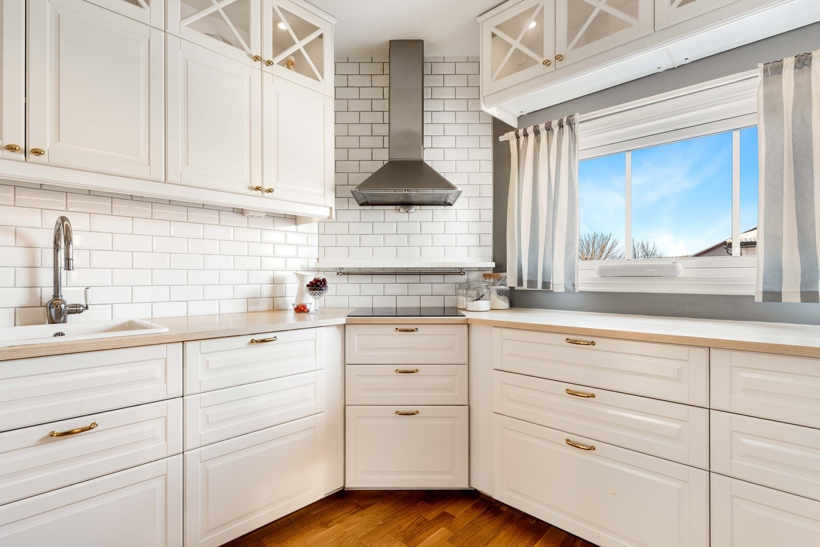 Løsningen gir godt med skap- og benkeplass og et funksjonelt arbeidsareal. Galleribilde