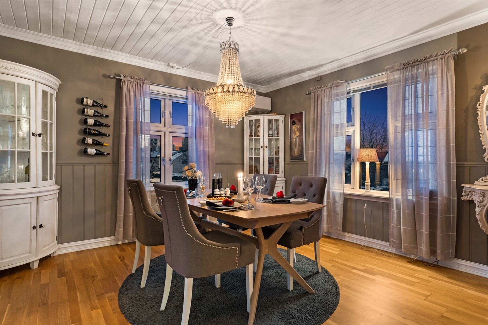 Boligen har mange fine detaljer, inkludert denne fantastiske lysekronen. Galleribilde