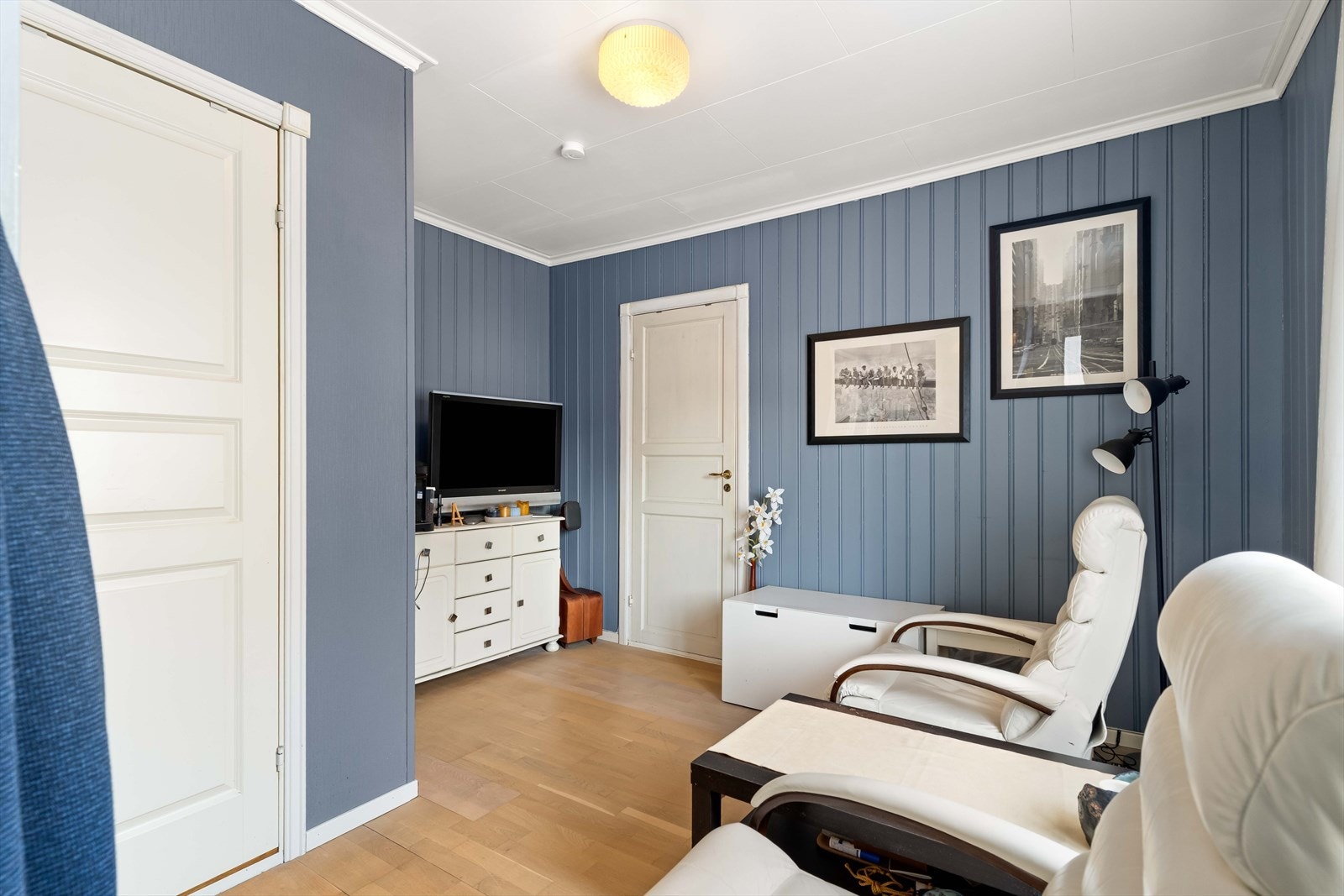 Fra inngangspartiet er det adkomst til en ny stue med kjøkken. Rommet er av god størrelse. Galleribilde