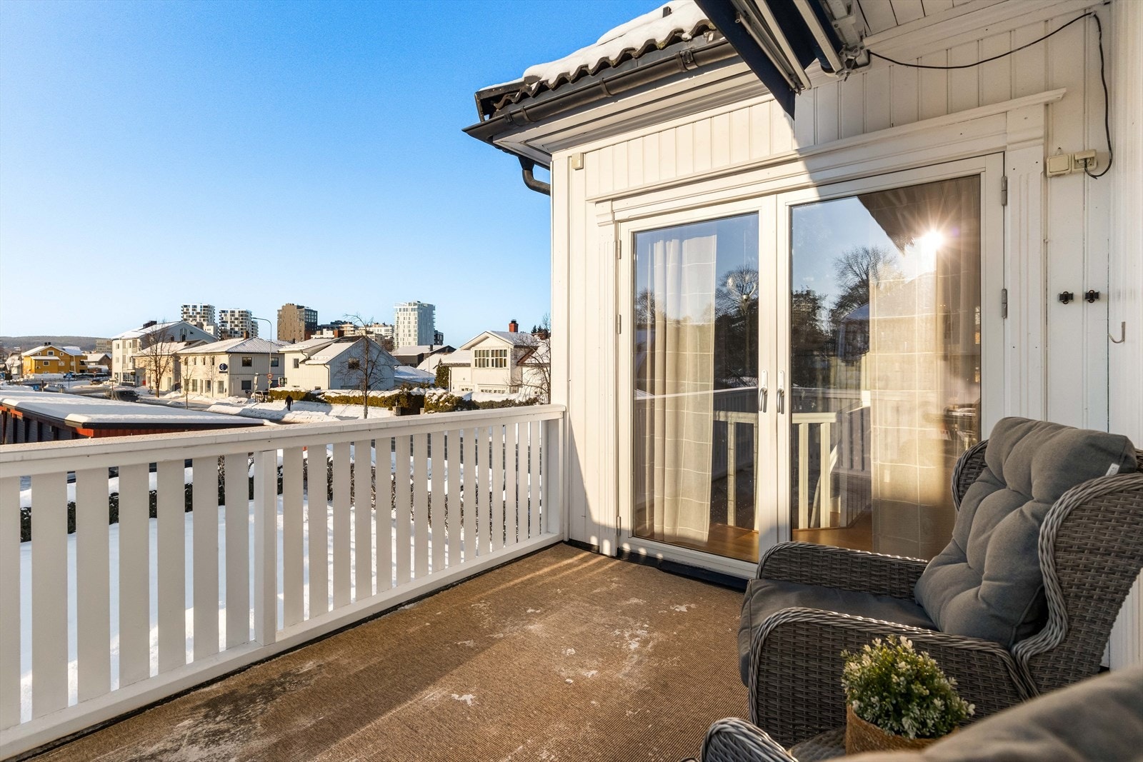 Her er det veldig gode solforhold. Balkongen har god plass til sittegruppe og grill. Galleribilde