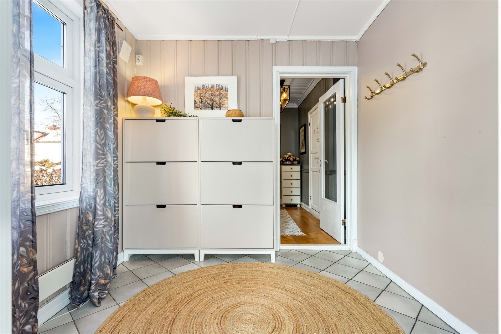 Innbydende entréen med god plass til garderobeløsning. Galleribilde