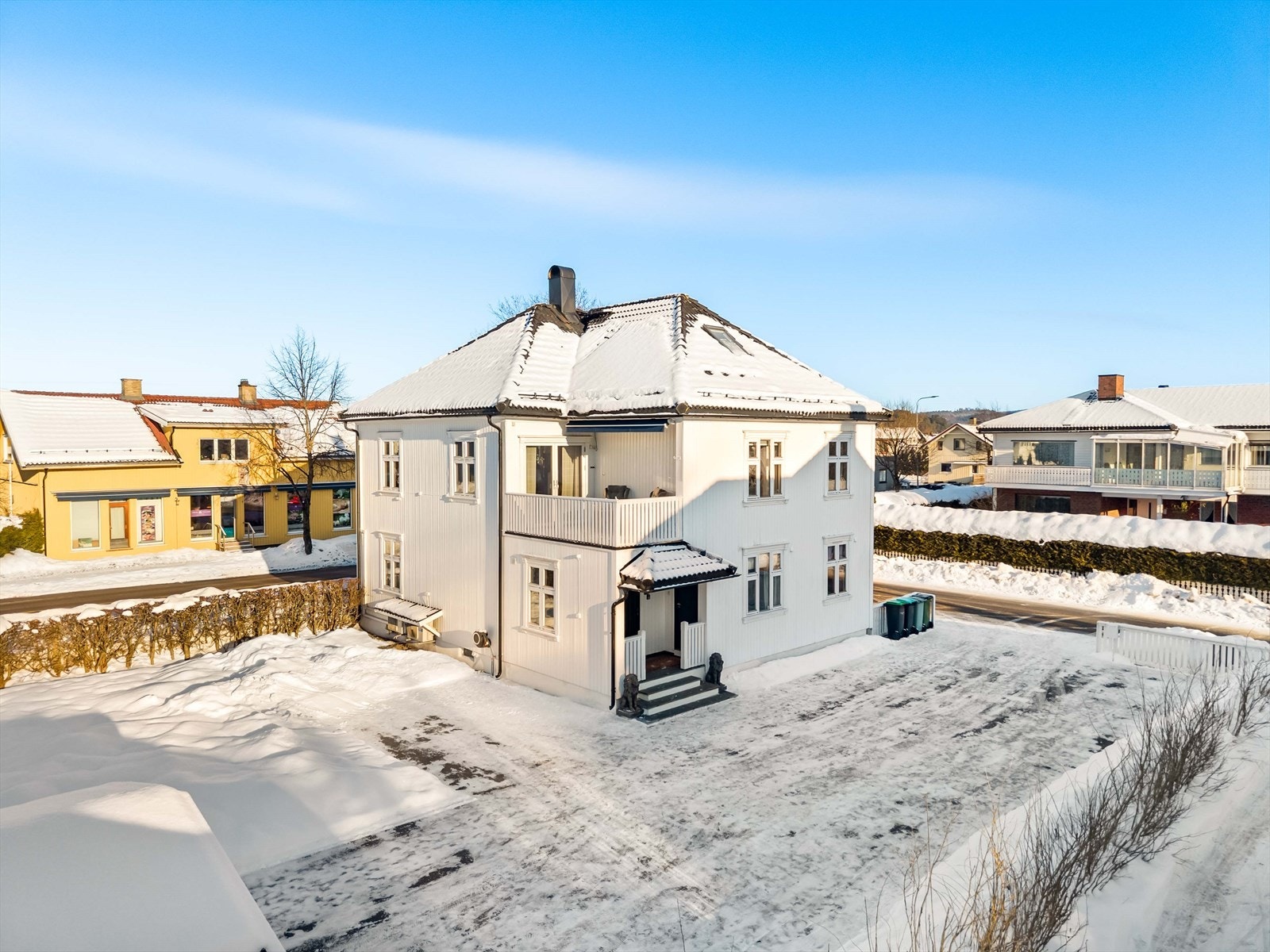 Stor og velholdt eiendom med gjennomgående god standard. Flat og pent opparbeidet tomt med stor hage, beplantning og stor asfaltert gårdsplass med garasje. Galleribilde