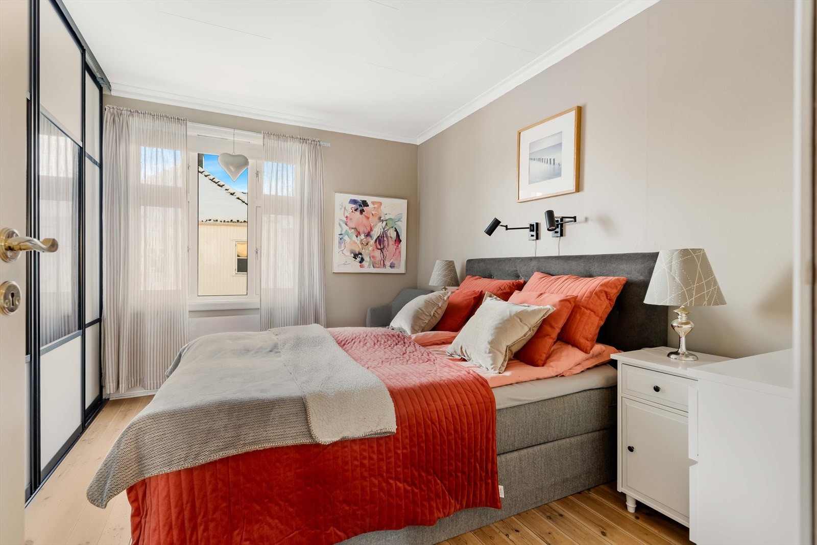 Hovedsoverommet er romslig med integrert garderobeløsning. Galleribilde