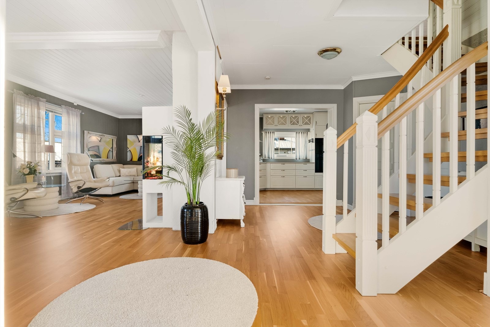 Fra stuen har man blant annet tilgang til kjøkkenet. Galleribilde