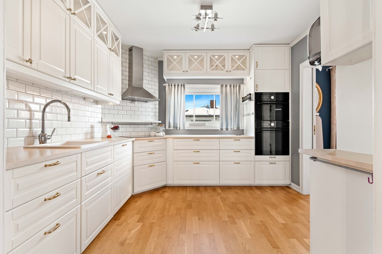 Herlig kjøkken fra 2019 med innredning med profilerte fronter og laminat benkeplate. Galleribilde