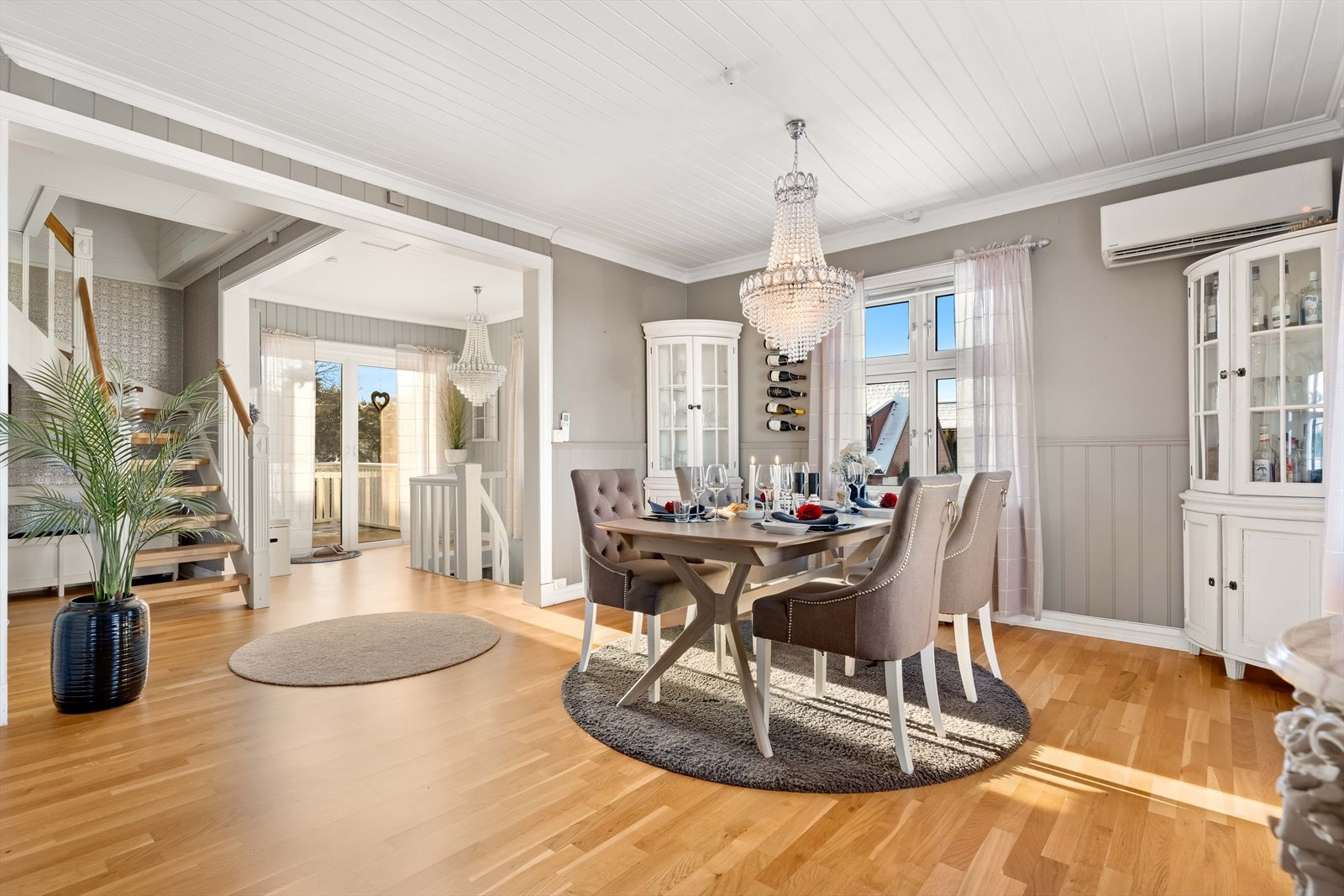 Stor og velholdt eiendom med gjennomgående god standard. Eiendommen strekker seg over to etasjer samt kjeller og loft, og er opprinnelig oppført i 1928 med senere tilbygg. Galleribilde