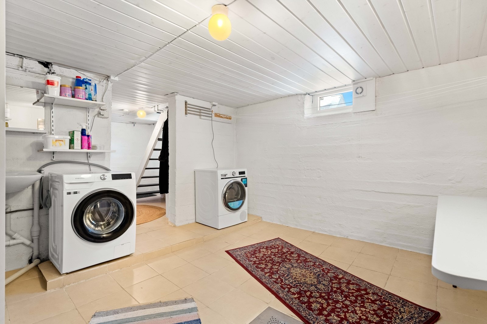 Eiendommen har en romslig kjeller med totalt fire disponible rom. Her finnes blant annet verksted og vaskerom med dusjmulighet. Galleribilde