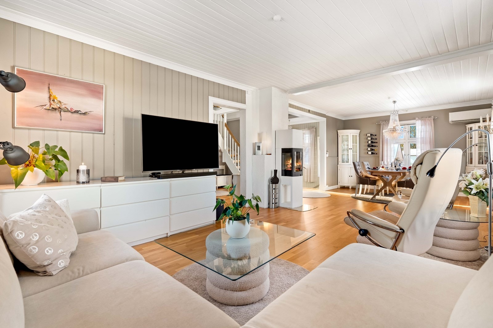 Stuen oppleves som svært lys og romslig. Galleribilde