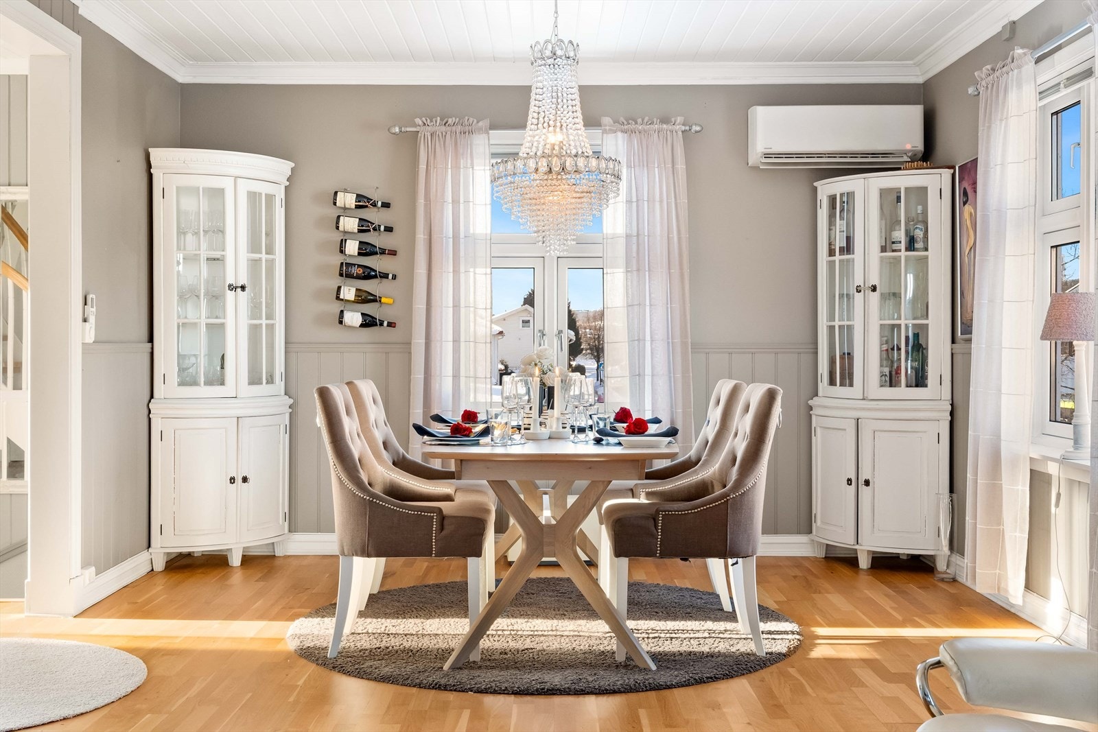 Herlig spisestue. Stuen har rikelig med naturlig lys fra store vindusflater. Galleribilde