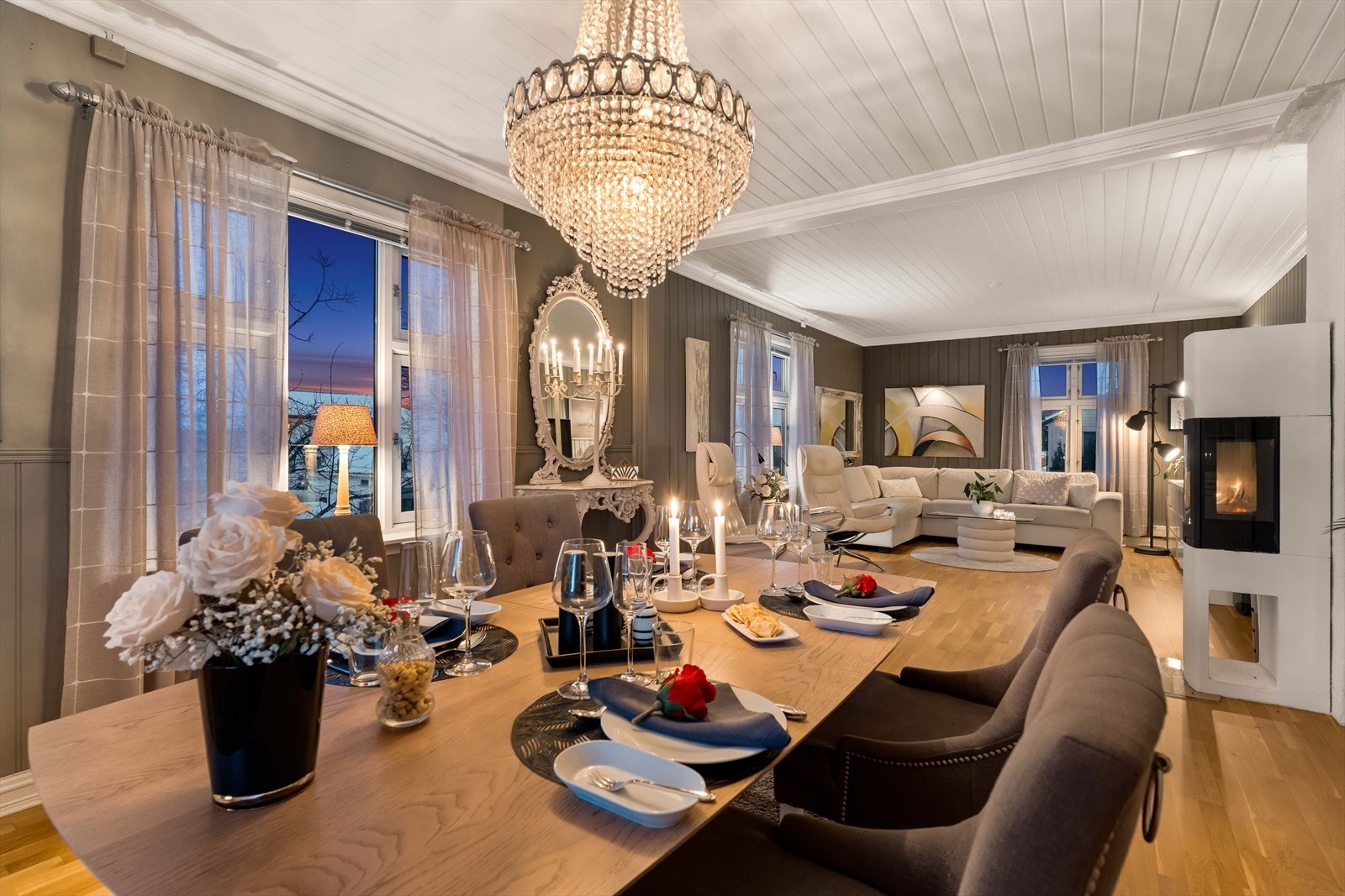 Lys og romslig stue med god plass til både sofagruppe og spisebord, et naturlig samlingspunkt i hjemmet. Galleribilde