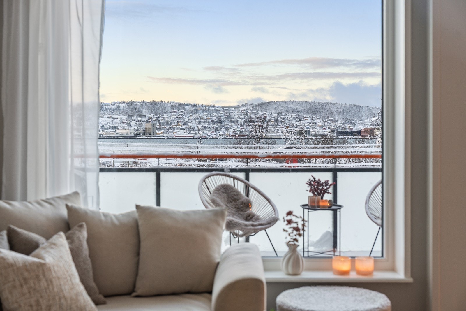 Velkommen til Karlsvognvegen 13 - Lekker 4-roms rekkehus fra 2015 med carport presentert av Inger Alette Eira i Sne Eiendomsmegling!