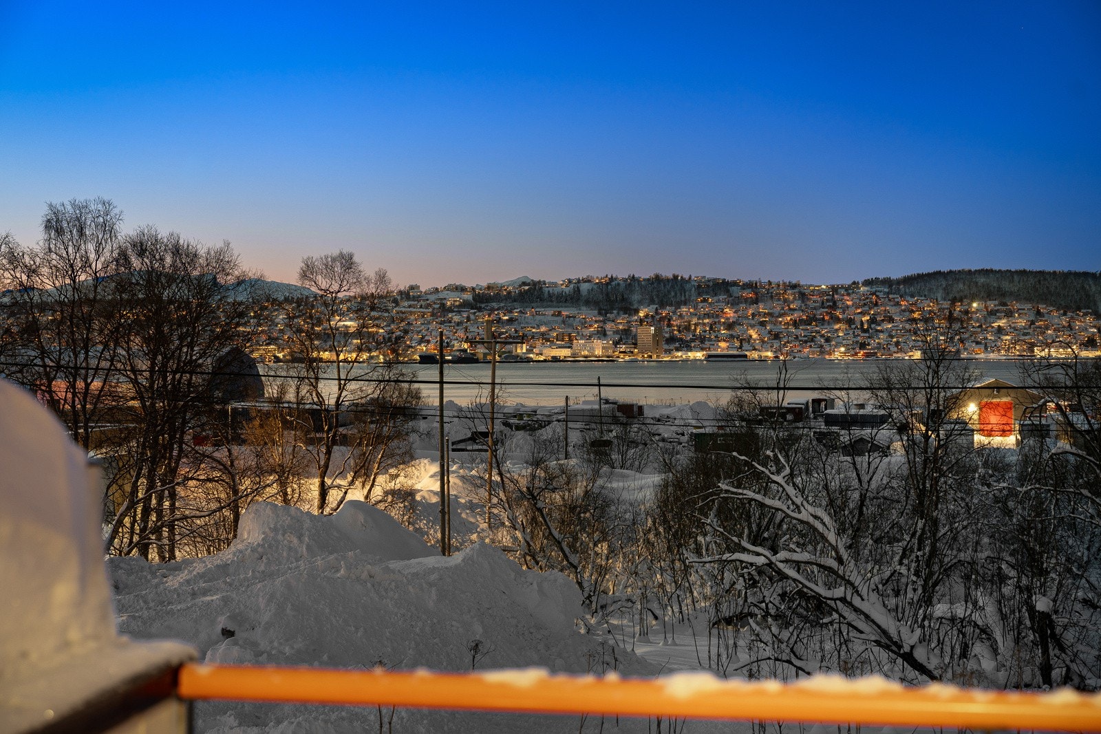 Vestvendt beliggenhet med gode solfohrold og flott utsikt mot Tromsøya og Tromsøysundet!