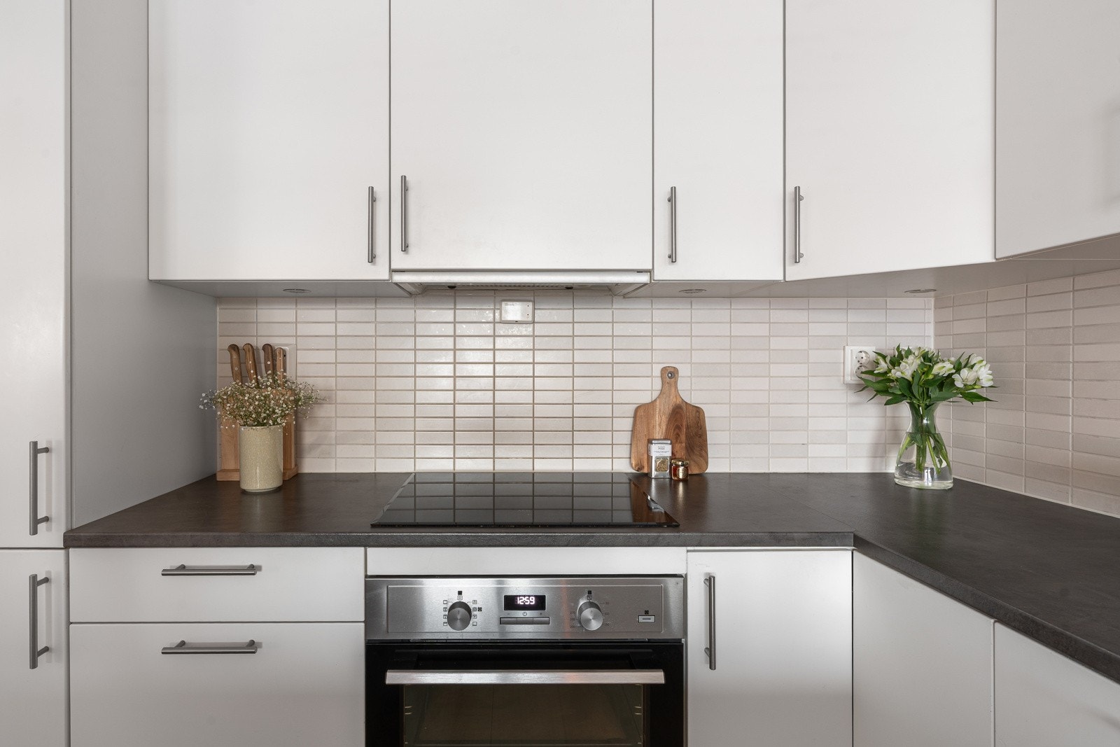 Det er integrerte hvitevarer på kjøkkenet. Induksjon platetopp og oppvaskmaskin er nytt i 2025!