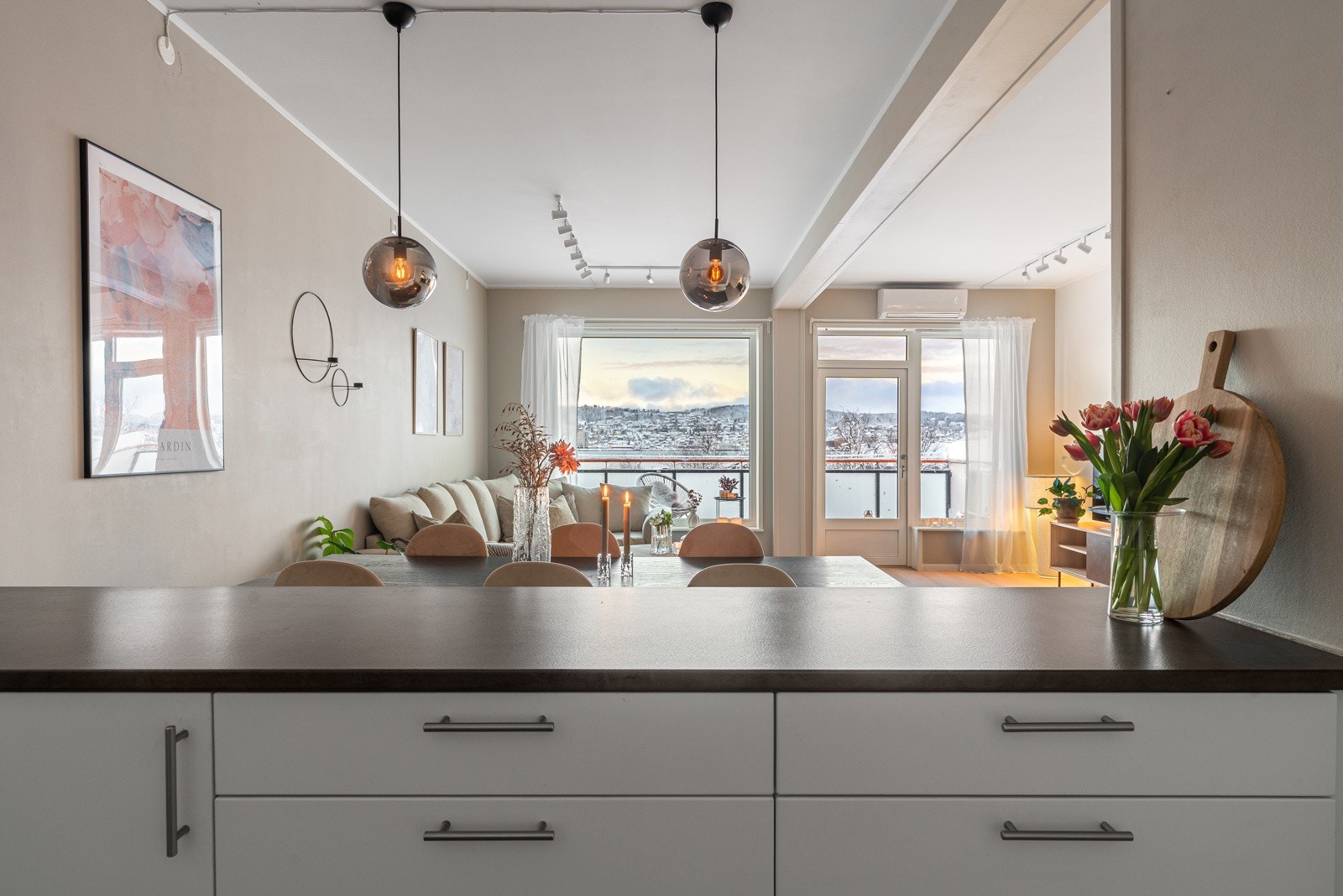 Det er barløsning mot spisestue, som gjør det enkelt å underholde gjestene mens man tilbereder maten.