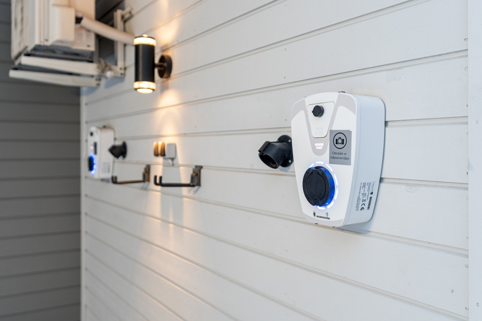 Det er to parkeringsplasser og to ladebokser for elbil!