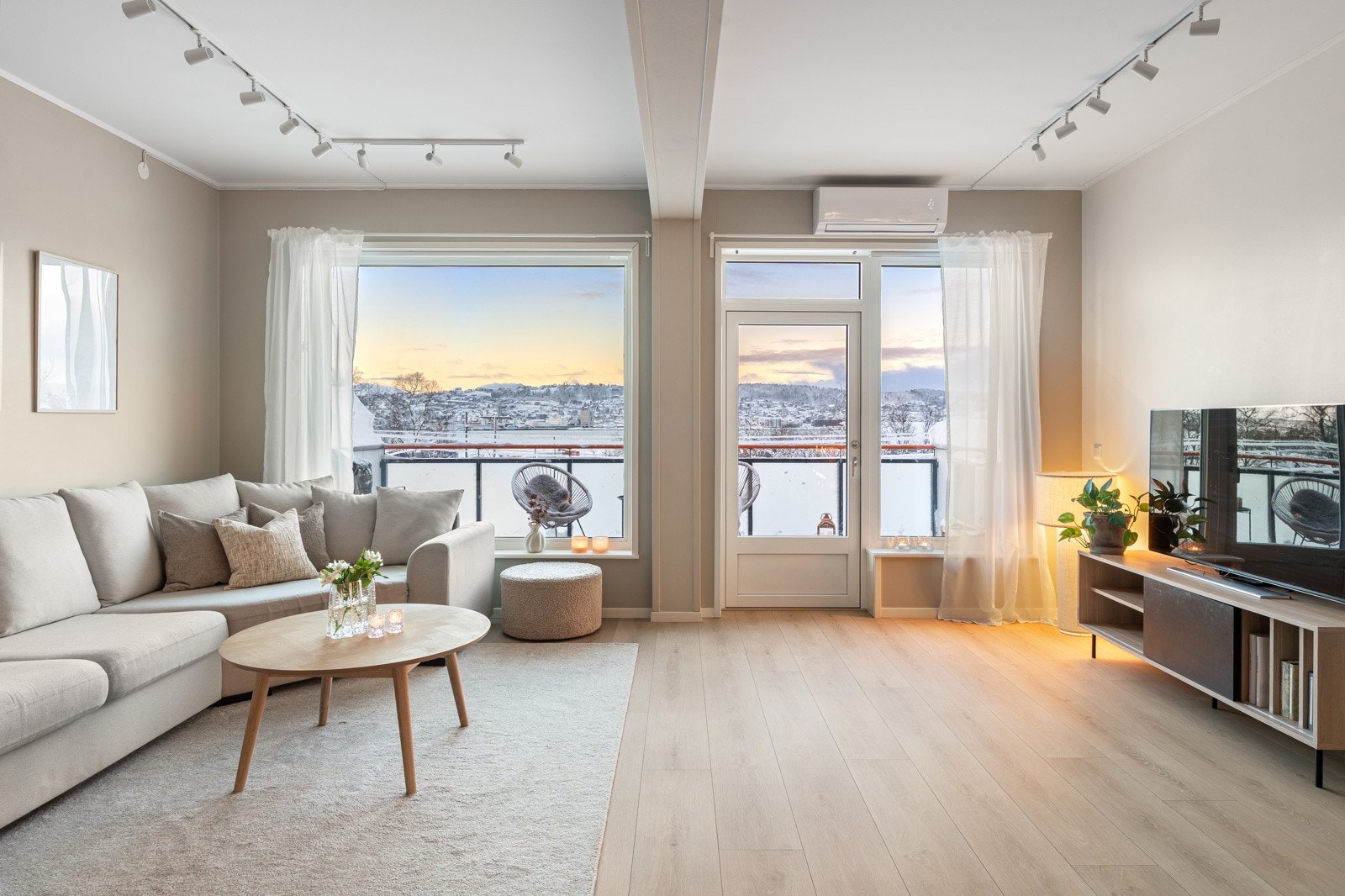 Boligen fremstår som stilren og moderne, og har en god planløsning over to plan!