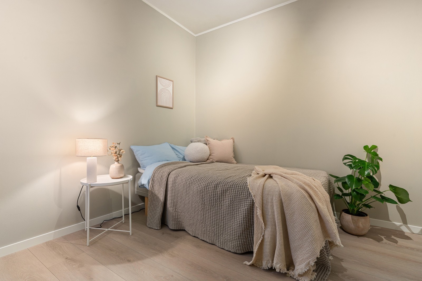 Soverom 3 er i andre plan og har nytt gulv i 2026 og malte veggoverflater