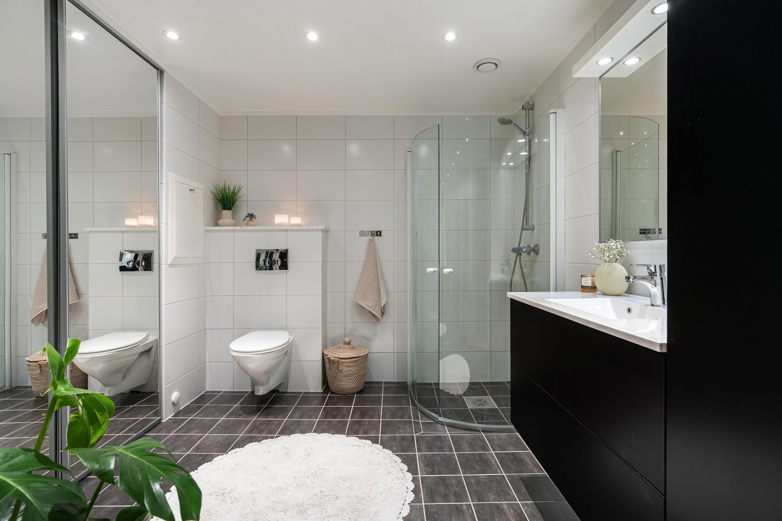 Hovedbad med tidløse farger, gulvvarme og downlights i himling med dimming