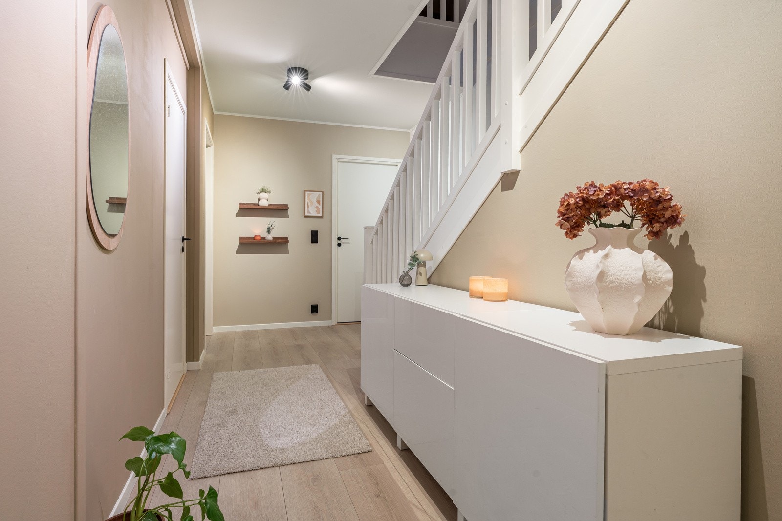 Innvendig gang/trapperom i første plan