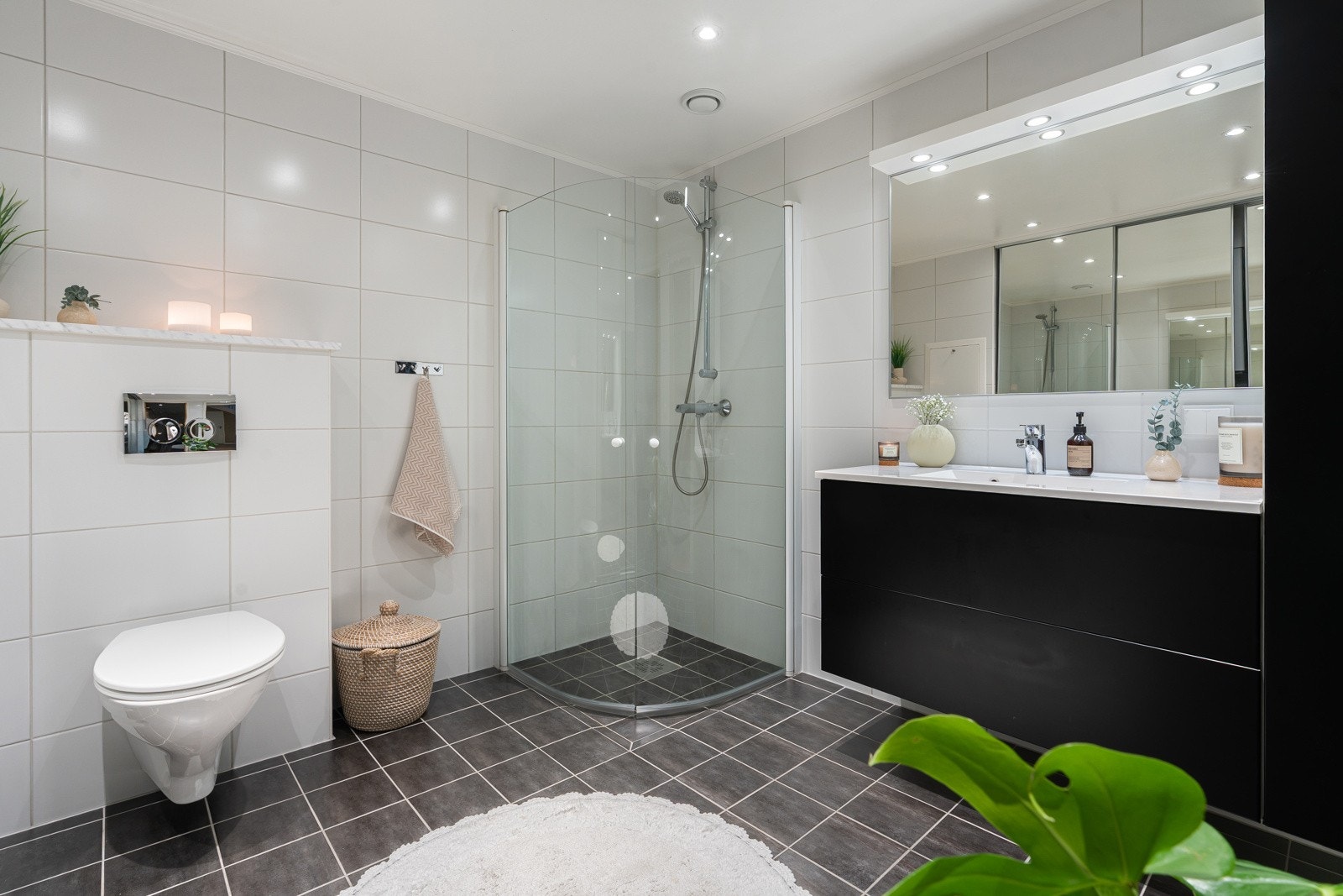 Boligen har to flislagte bad samt badstue! Hovedbad i første plan med dusj med glassdører, vegghengt wc og praktisk baderomsinnredning