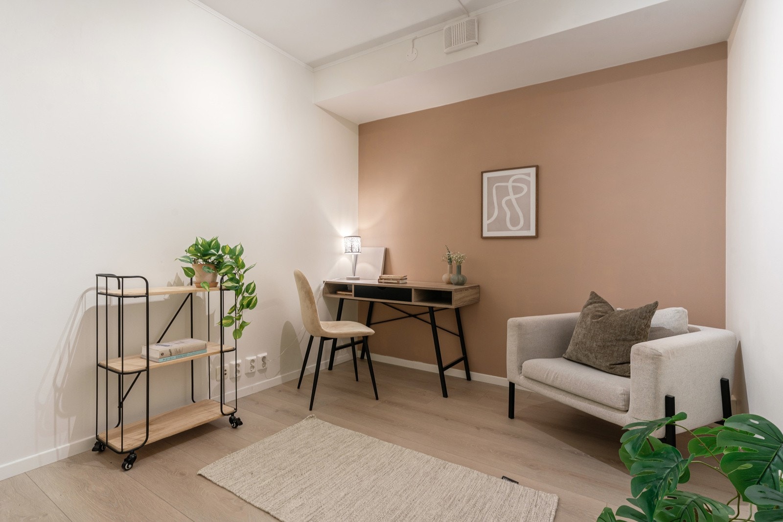 Allrom/bod i første plan med nytt gulv i 2026! Rommet egner seg godt som TV-stue, treningsrom eller spill-rom.