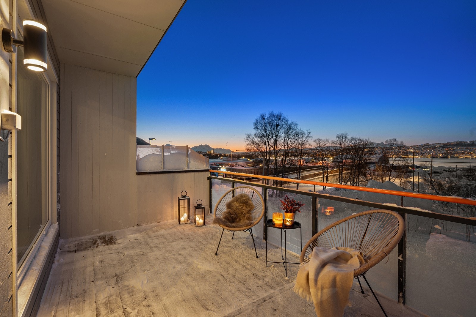 Fra stue er det utgang til balkong på ca. 22 kvm med god plass til hagemøbler og grill!