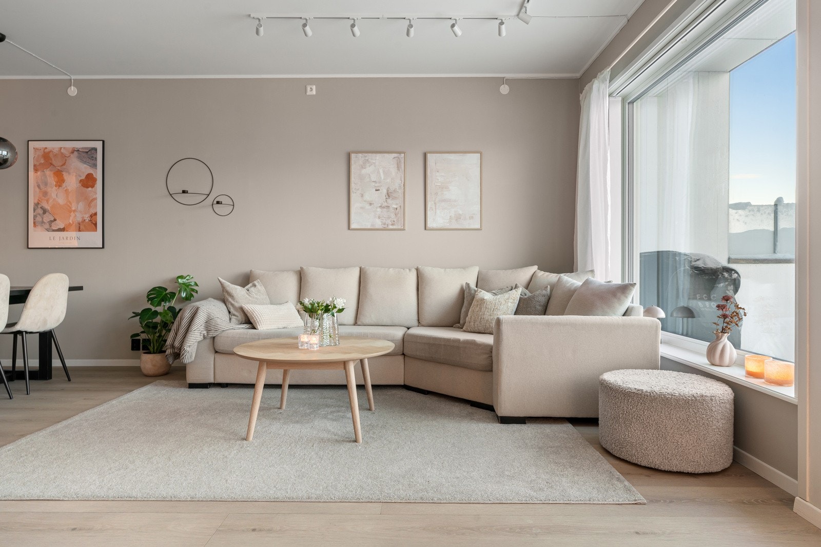 Det er god takhøyde, som skaper en god romfølelse. Stuen varmes opp med luft-til-luft varmepumpe