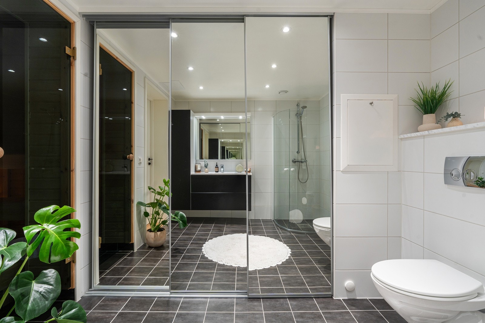 Badet har skyvedører med speildører, som gir moderne uttrykk