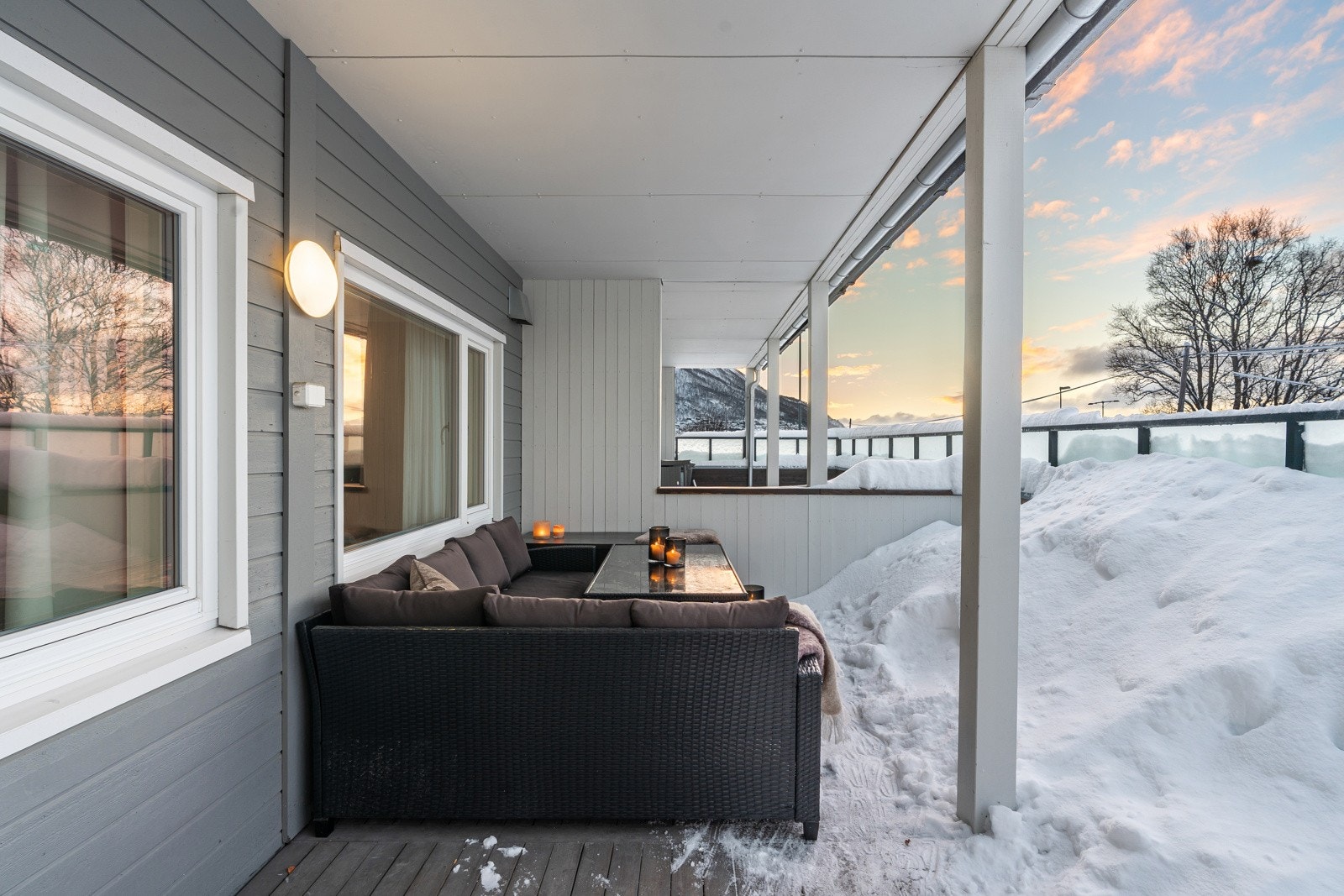 Det er også en stor terrasse på ca. 21 kvm med utgang fra soverom i 1. etasje