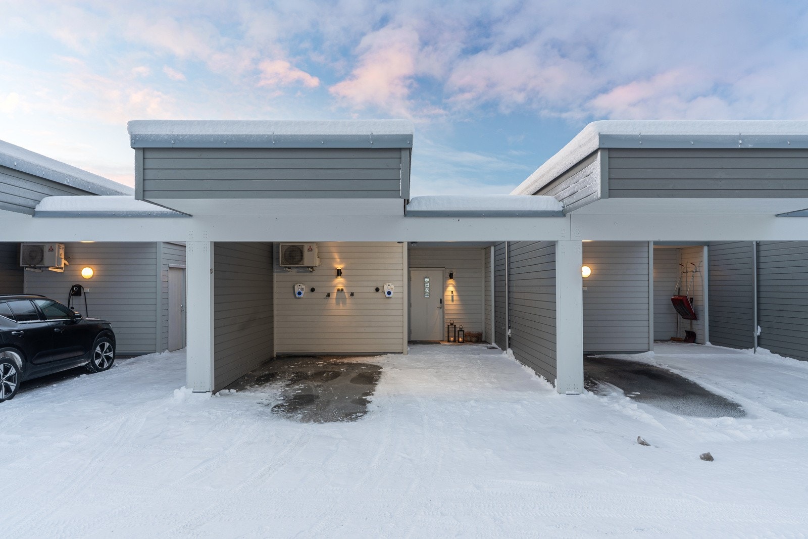 Innbydende inngangsparti med trappefri adkomst og to parkeringsplasser - en av de i carport!